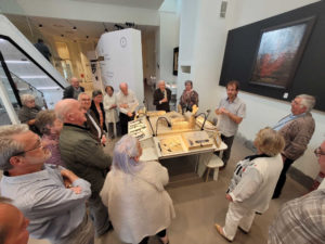 MUMONS, musée de l'UMONS. Accueil des membres pour la visite guidée personnalisée