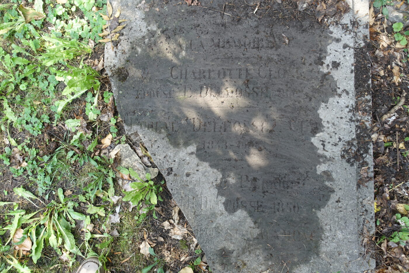 Débris d'une dalle funéraire (n°14 du relevé) au cimetière de Gilly Village