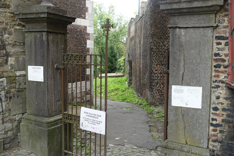 Entrée du cimetière de Gilly Village