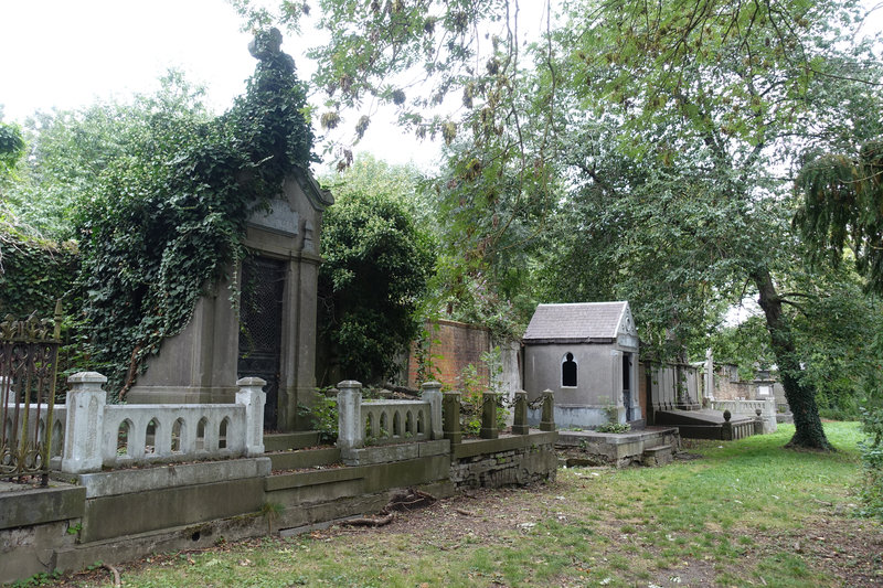 Le cimetière un peu délaissé à Gilly Village